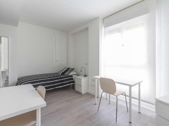 Amplia habitación en un apartamento de 4 dormitorios en Tetuán