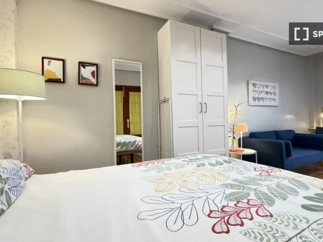 Amplia habitación en un apartamento de 5 dormitorios en Abando, Bilbao