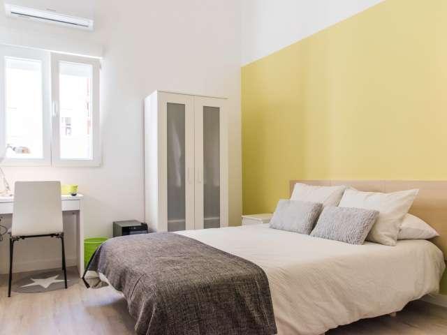 Amplia habitación en un apartamento de 5 dormitorios en Burjassot, Valencia