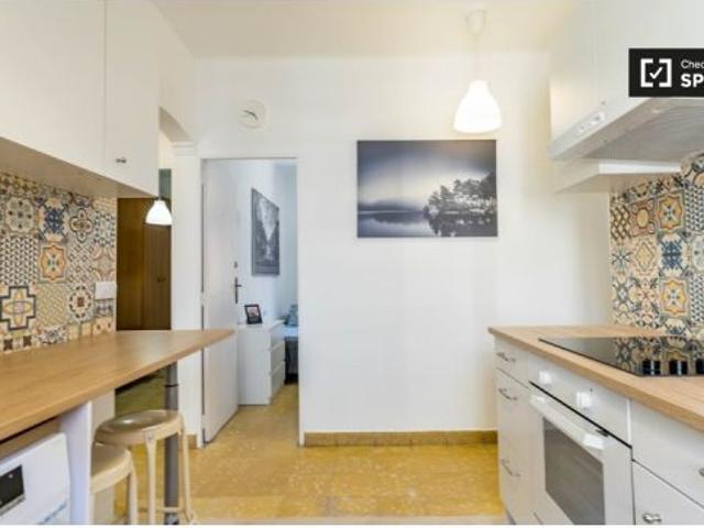 Amplia habitación en un apartamento de 5 dormitorios en Ciutat Vella