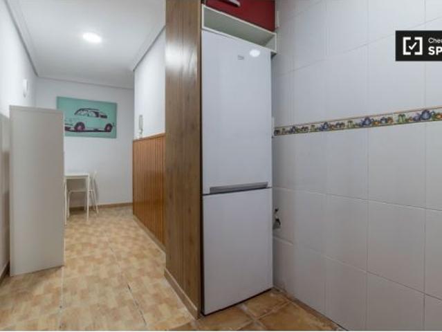 Amplia habitación en un apartamento de 5 dormitorios en Quatre Carreres