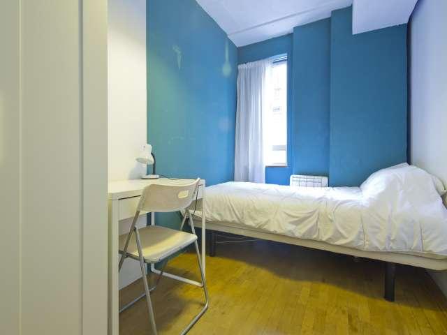Amplia habitación en un apartamento de 6 dormitorios en Chueca, Madrid