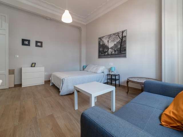 Amplia habitación en un apartamento de 6 dormitorios en Extramurs, Valencia
