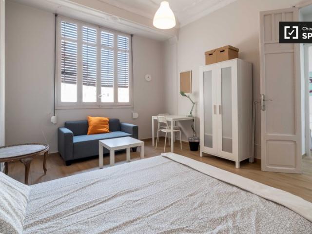 Amplia habitación en un apartamento de 6 dormitorios en Extramurs, Valencia