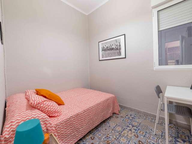 Amplia habitación en un apartamento de 6 dormitorios en Eixample, Valencia