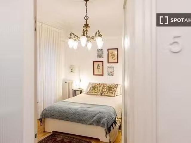 Amplia habitación en un apartamento de 7 dormitorios en Indaut.