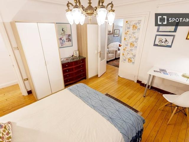 Amplia habitación en un apartamento de 7 dormitorios en Indautxu, Bilbao