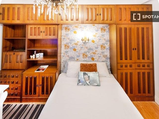 Amplia habitación en un apartamento de 7 dormitorios en Indautxu, Bilbao