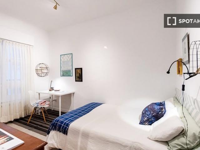 Amplia habitación en un apartamento de 7 dormitorios en Indautxu, Bilbao