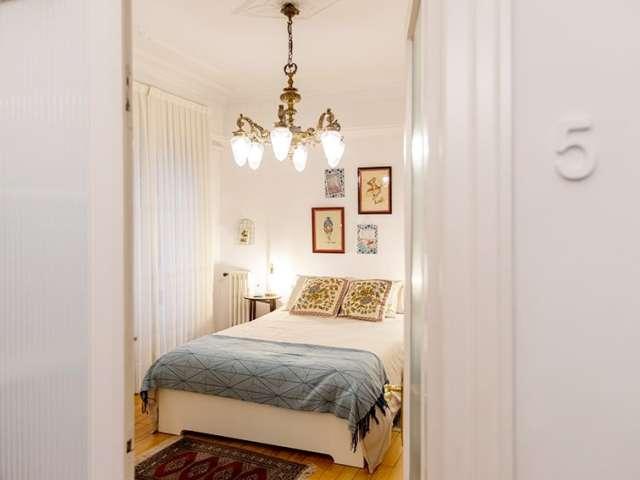 Amplia habitación en un apartamento de 7 dormitorios en Indautxu, Bilbao