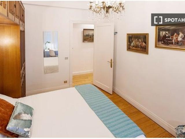 Amplia habitación en un apartamento de 7 dormitorios en Indautxu, Bilbao