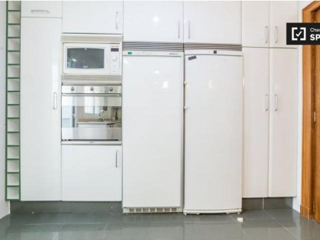 Amplia habitación en un apartamento de 8 dormitorios en El Pla del Real