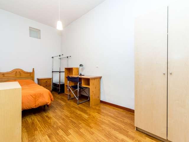 Amplia habitación en un apartamento de 9 dormitorios en Malasaña, Madrid