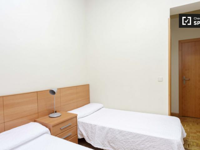 Amplia habitación en un apartamento de 12 habitaciones en Atocha, Madrid