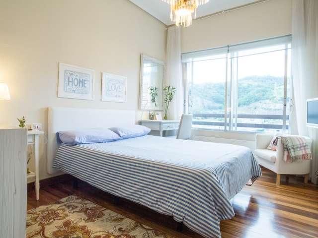 Amplia habitación en un apartamento de 3 dormitorios en Abando, Bilbao