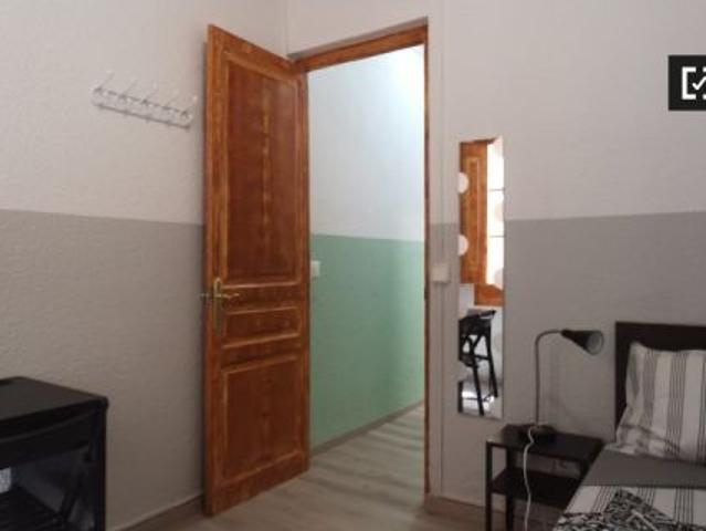 Amplia habitación en un apartamento de 3 dormitorios en El Raval, Barcelona
