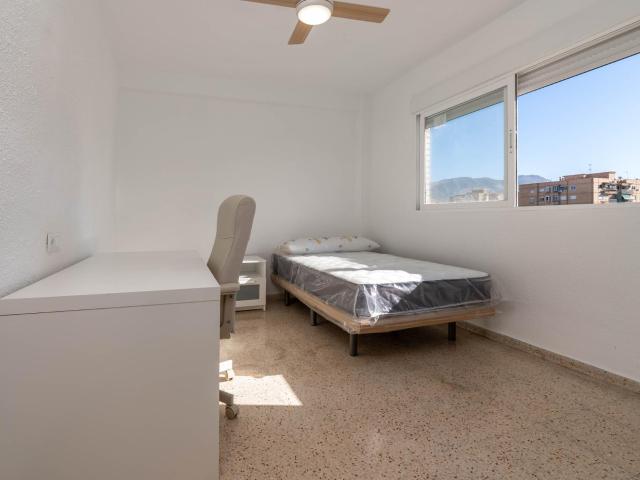 Amplia habitación en vivienda recién reformada