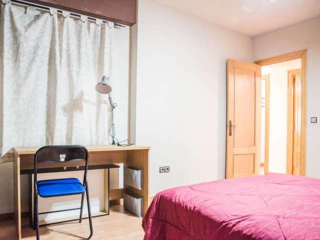 Amplia habitación en alquiler en un apartamento de 4 dormitorios en Algirós