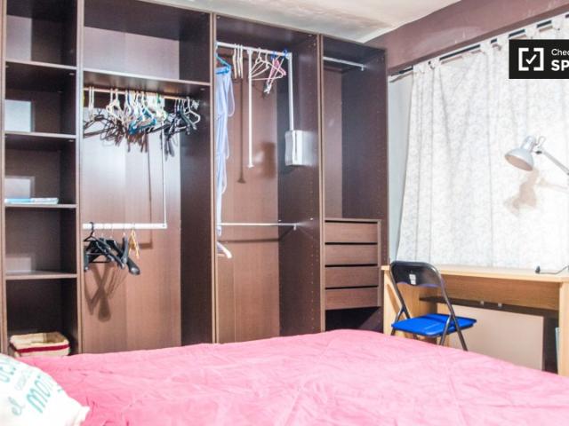 Amplia habitación en alquiler en un apartamento de 4 dormitorios en Algirós