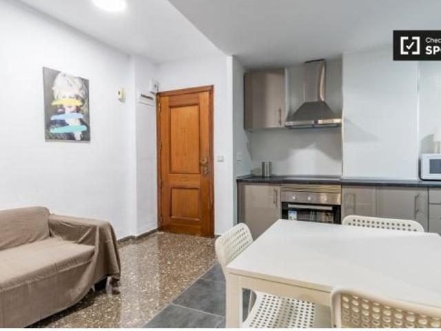 Amplia habitación en alquiler en un apartamento de 4 dormitorios en Algirós
