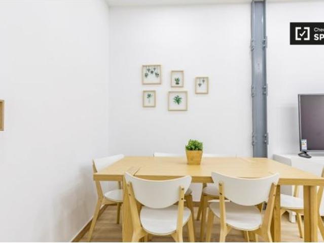 Amplia habitación en alquiler en un apartamento de 4 dormitorios en Ciutat Vella