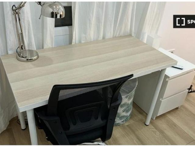 Amplia habitación en alquiler en un apartamento de 4 dormitorios en Ciutat Vella