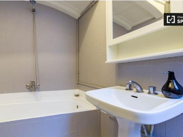 Amplia habitación en alquiler en un apartamento de 4 dormitorios en Ciutat Vella