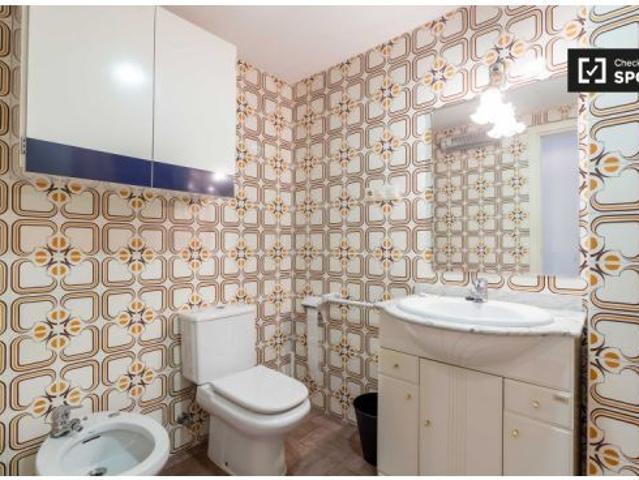 Amplia habitación en alquiler en un apartamento de 5 dormitorios en Ciutat Vella