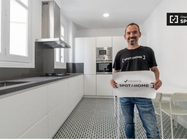 Amplia habitación en alquiler en un apartamento de 8 dormitorios, Extramurs