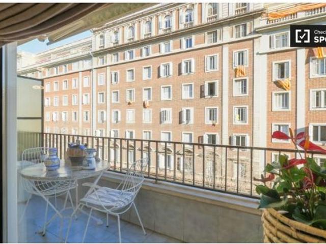 Amplia habitación en alquiler en apartamento de 4 dormitorios en Gracia, Barcelona