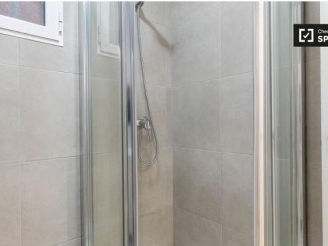 Amplia habitación en alquiler en apartamento de 4 dormitorios en Poblats Marítims