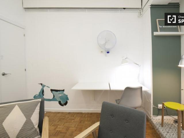 Amplia habitación en alquiler en apartamento de 5 dormitorios en Gràcia