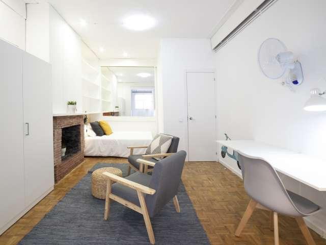 Amplia habitación en alquiler en apartamento de 5 dormitorios en Gràcia