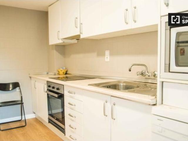 Amplia habitación en alquiler en apartamento de 6 dormitorios en Algirós