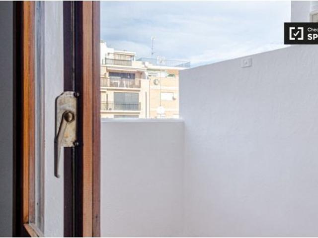 Amplia habitación en alquiler en apartamento de 6 dormitorios en Burjassot