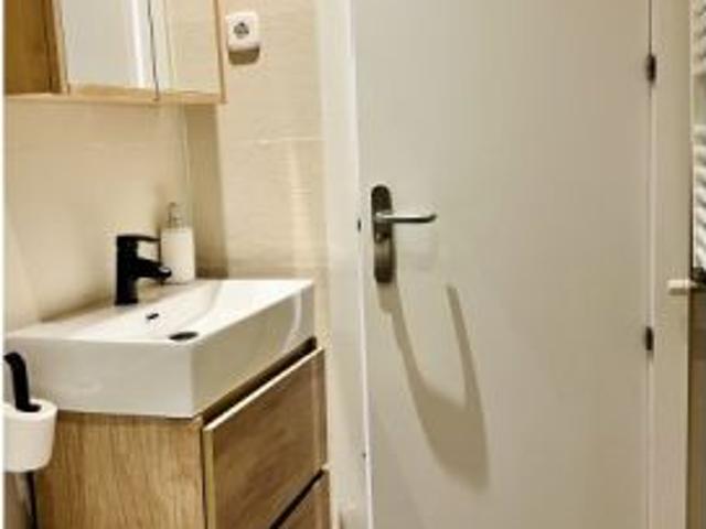 Amplia habitación en alquiler en apartamento de 6 dormitorios en Centro