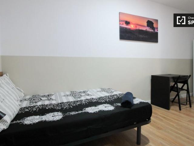 Amplia habitación en alquiler en apartamento de 6 habitaciones, El Raval