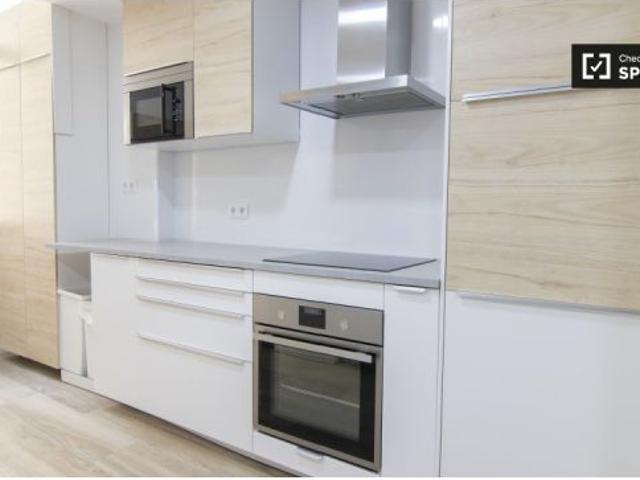 Amplia habitación en alquiler en apartamento de 7 habitaciones en Prosperidad, Madrid