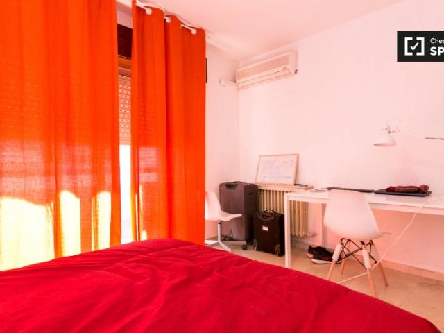 Amplia habitación en alquiler en Granada Centro