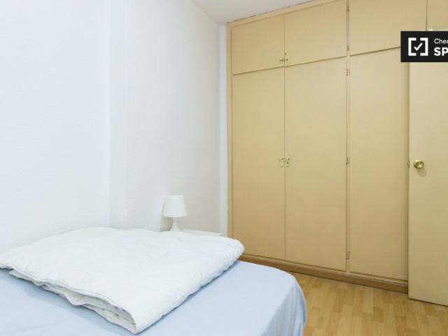 Amplia habitación en alquiler en Granada Centro