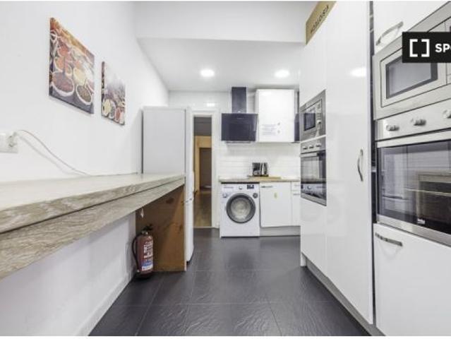 Amplia habitación en alquiler en piso de 13 habitaciones en Sant Gervasi