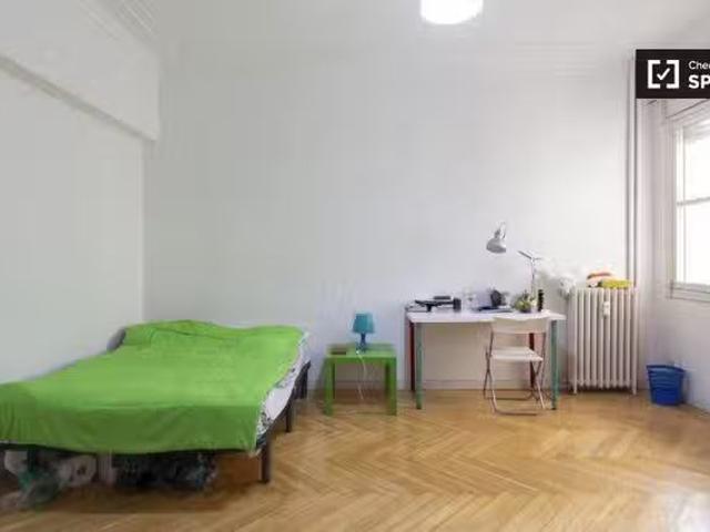 Amplia habitación en alquiler en piso de 8 habitaciones en Mon.