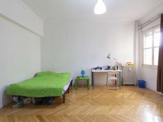 Amplia habitación en alquiler en piso de 8 habitaciones en Moncloa