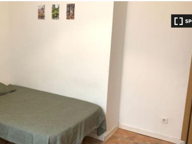Amplia habitación en alquiler en piso de 8 habitaciones en Argüelles