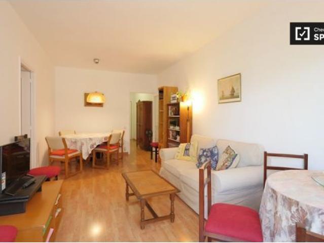 Amplia habitación en apartamento de 4 dormitorios en el Eixample de Esquerra