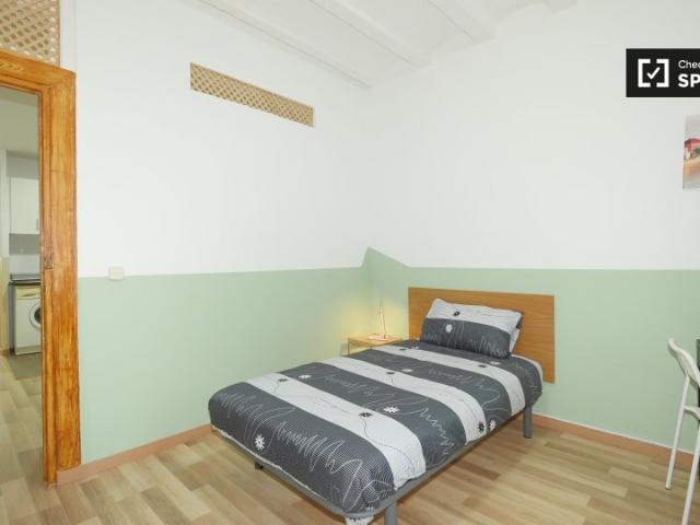 Amplia habitación en apartamento de 4 dormitorios en El Raval, Barcelona