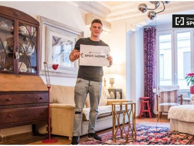 Amplia habitación en apartamento de 4 dormitorios en L' Eixample