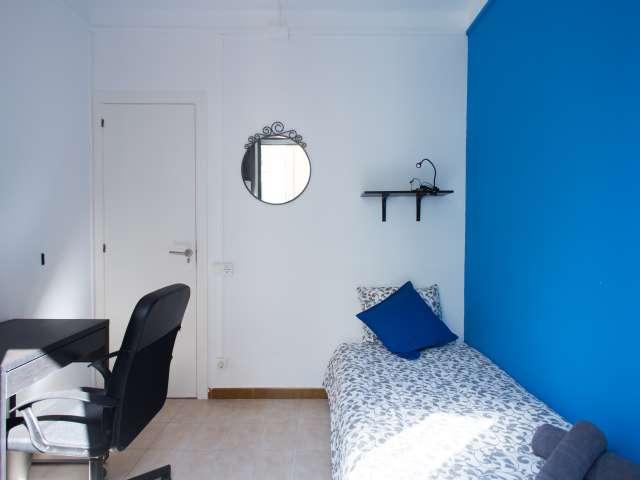 Amplia habitación en apartamento de 4 dormitorios en Poble Sec, Barcelona
