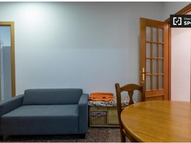 Amplia habitación en apartamento de 4 dormitorios en Quatre Carreres