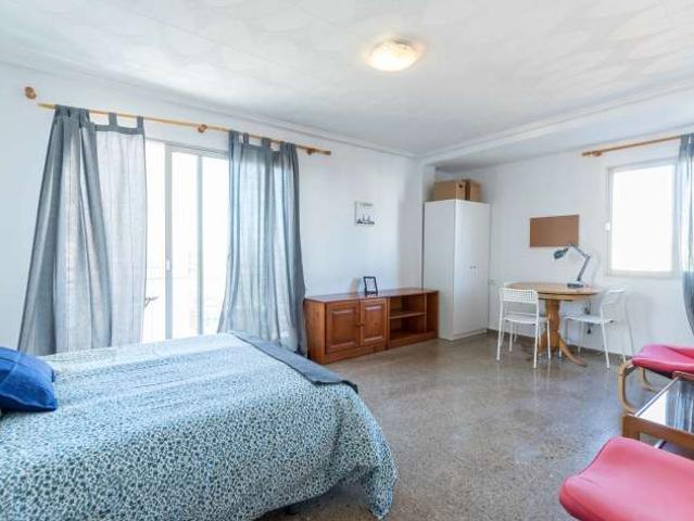 Amplia habitación en apartamento de 5 dormitorios en Rascanya, Valencia